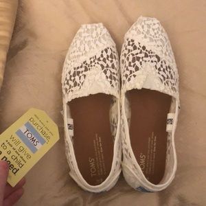 NWT TOMS WHITE LACE LEAVES SZ 8